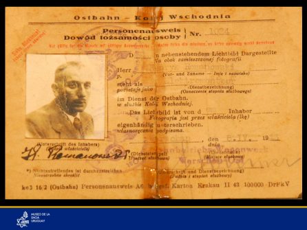 Documento falso de Chil Rajchman (Z”L)Documento de identidad falso que perteneció a Chil Rajchman, confeccionado por un amigo polaco no judío, Wactaw Yarosz, con el sello nazi, y extendido a nombre de “Henryk Romanowski”, de profesión “electricista.” Lo hizo luego de que Rajchman se evadiera del campo Treblinka tras el levantamiento en 1943. Así correría menos riesgos, puesto que la guerra continuaba. De todas formas, ese documento no era garantía de conservar la vida.