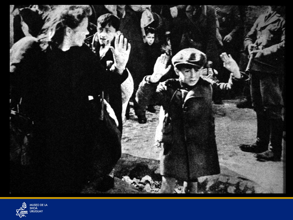 Foto del niño alzando sus brazos ante un nazi armado en el Ghetto de Varsovia. Esta foto es muy simbólica, ha recorrido el mundo. Muestra cómo los nazis se ensañaban inclusive con niños y mujeres. Luego se supo que este niño sobrevivió a la guerra.